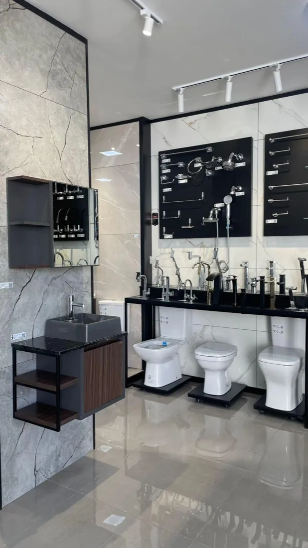 Louças, metais e cubas no showroom