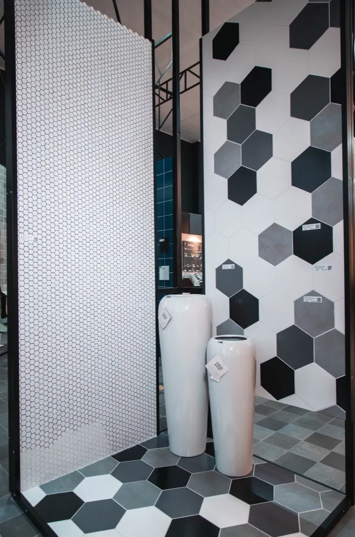 Revestimentos hexagonais no showroom
