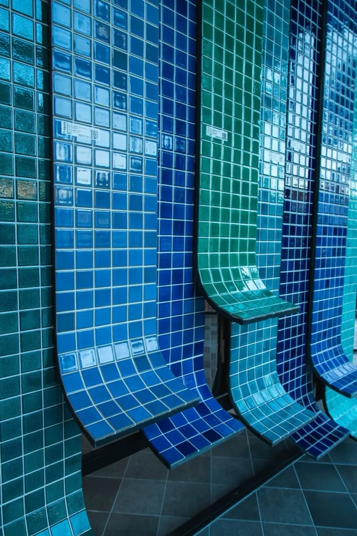 Pastilhas coloridas para piscina no showroom