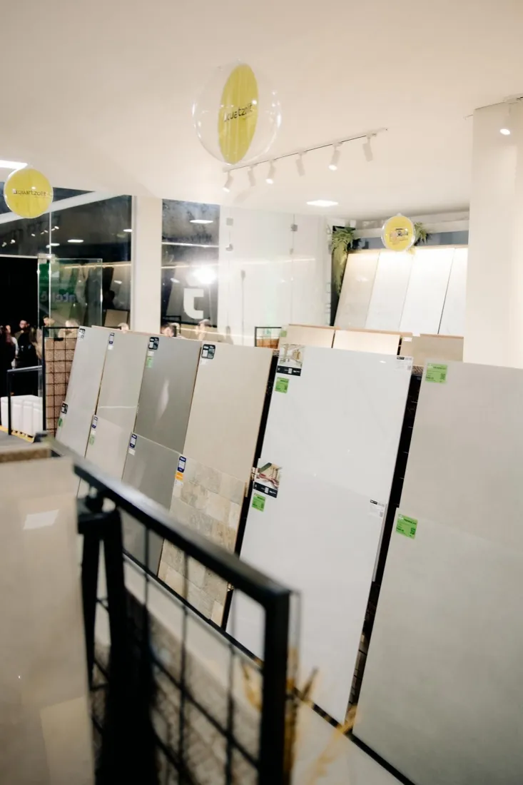 Expositor de porcelanatos no showroom