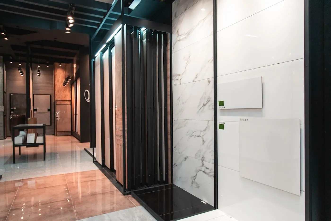 Showroom com expositores de porcelanatos amadeirados e marmorizados